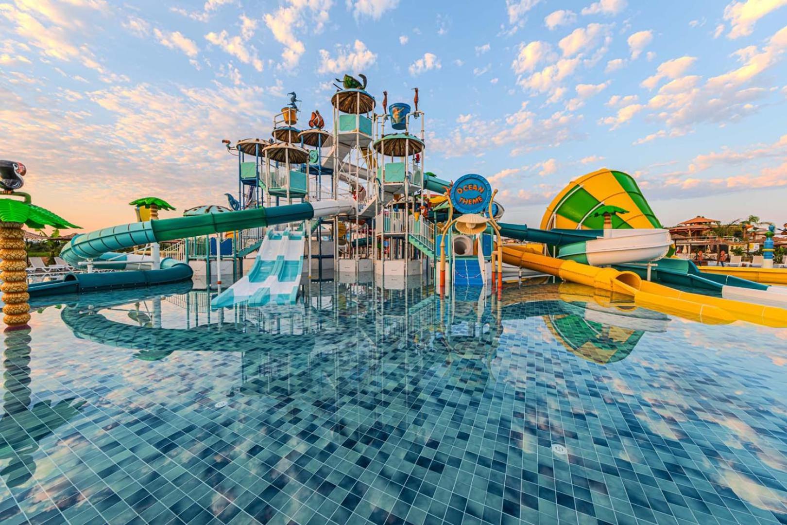 Dream Fun World Hotel Side Exterior photo
