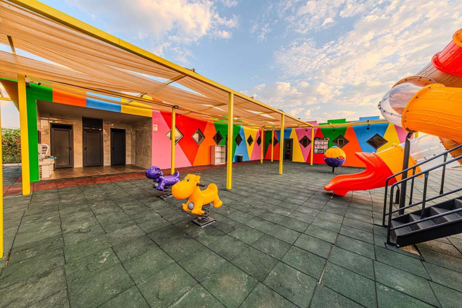 Dream Fun World Hotel Side Exterior photo