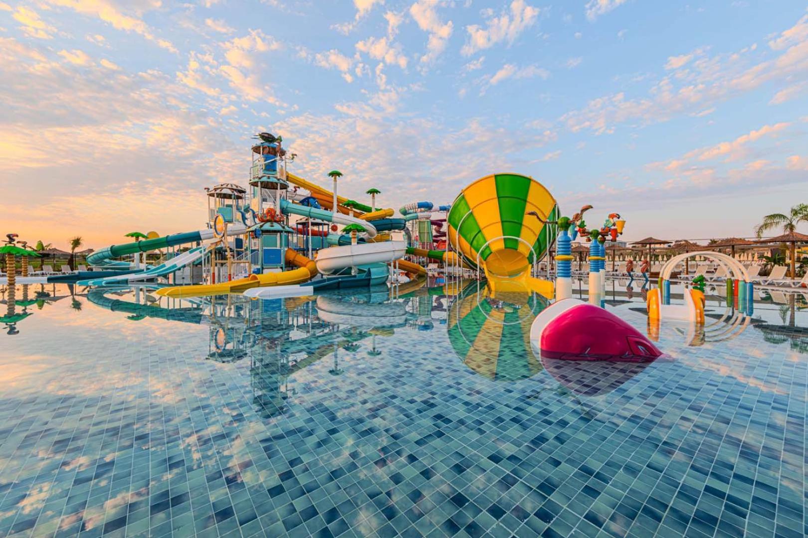 Dream Fun World Hotel Side Exterior photo