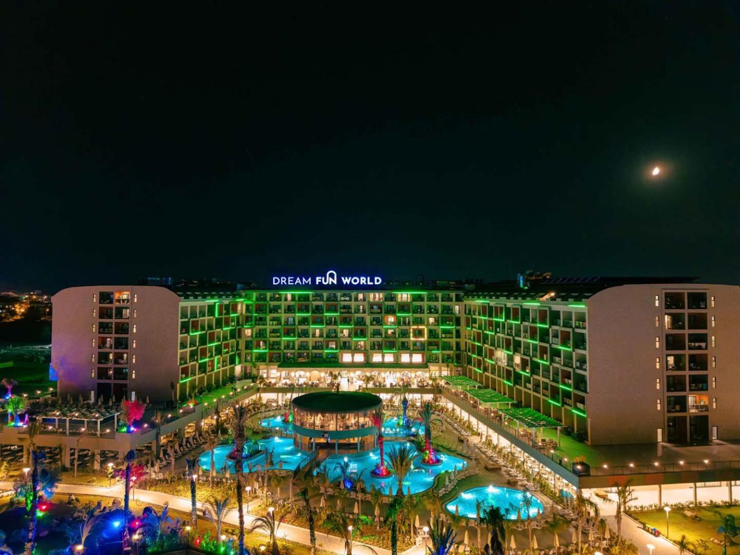 Dream Fun World Hotel Side Exterior photo